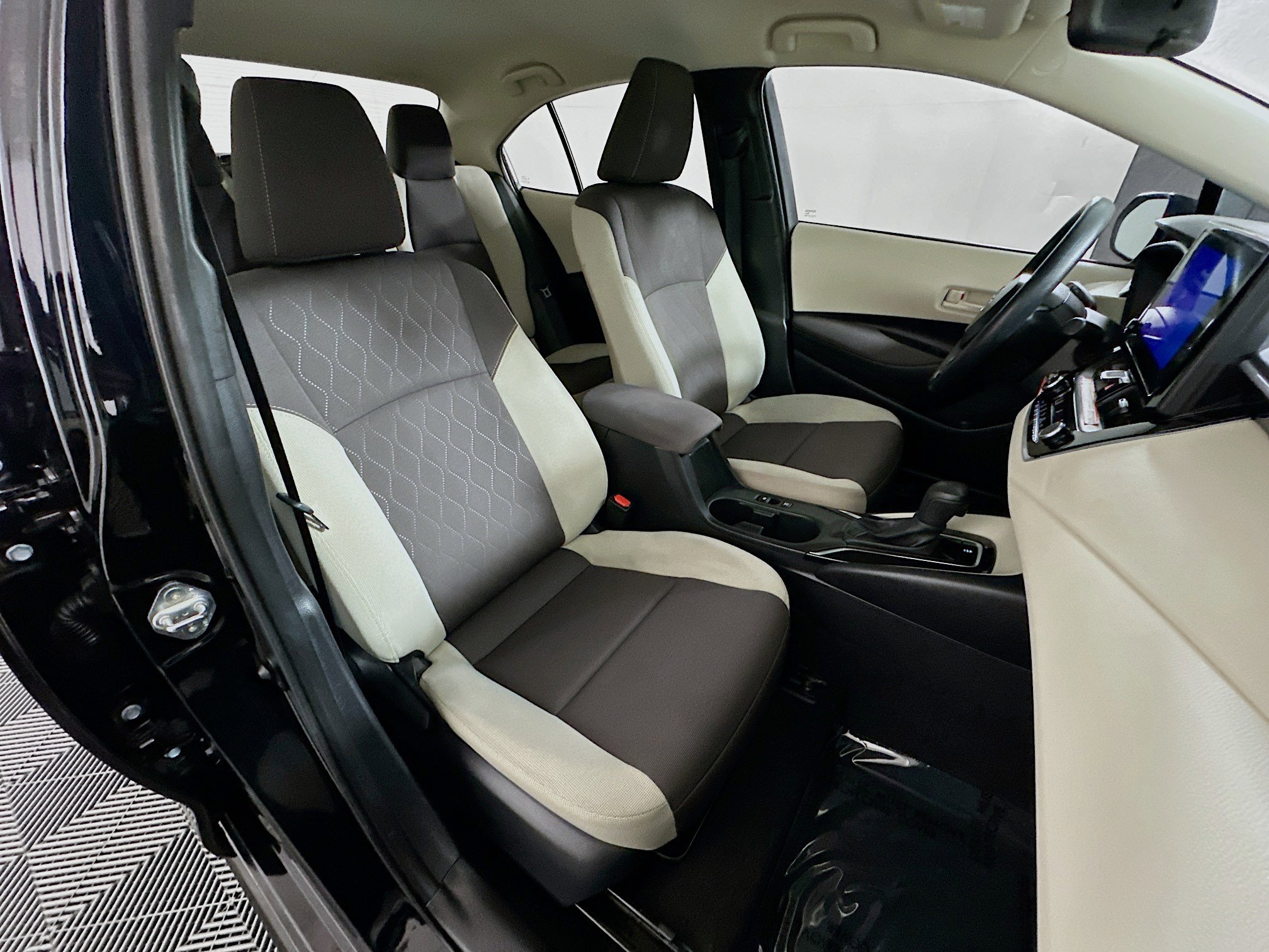 Used 2025 Toyota Corolla LE image 27