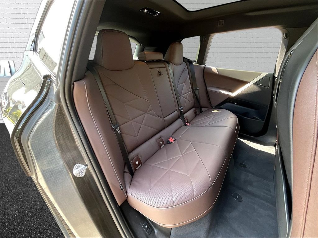 Used 2024 BMW iX xDrive50 w/ Premium Package AWD/4WD image 20