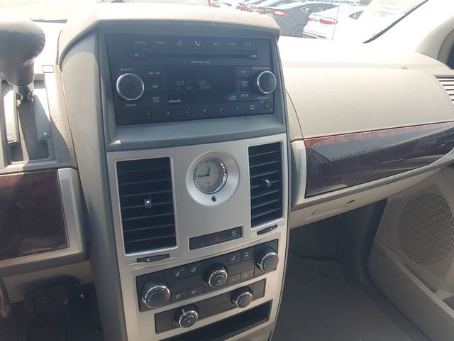Used 2009 Chrysler Town & Country Touring FWD image 13