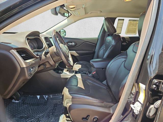 Used 2017 Jeep Cherokee Trailhawk AWD/4WD image 16
