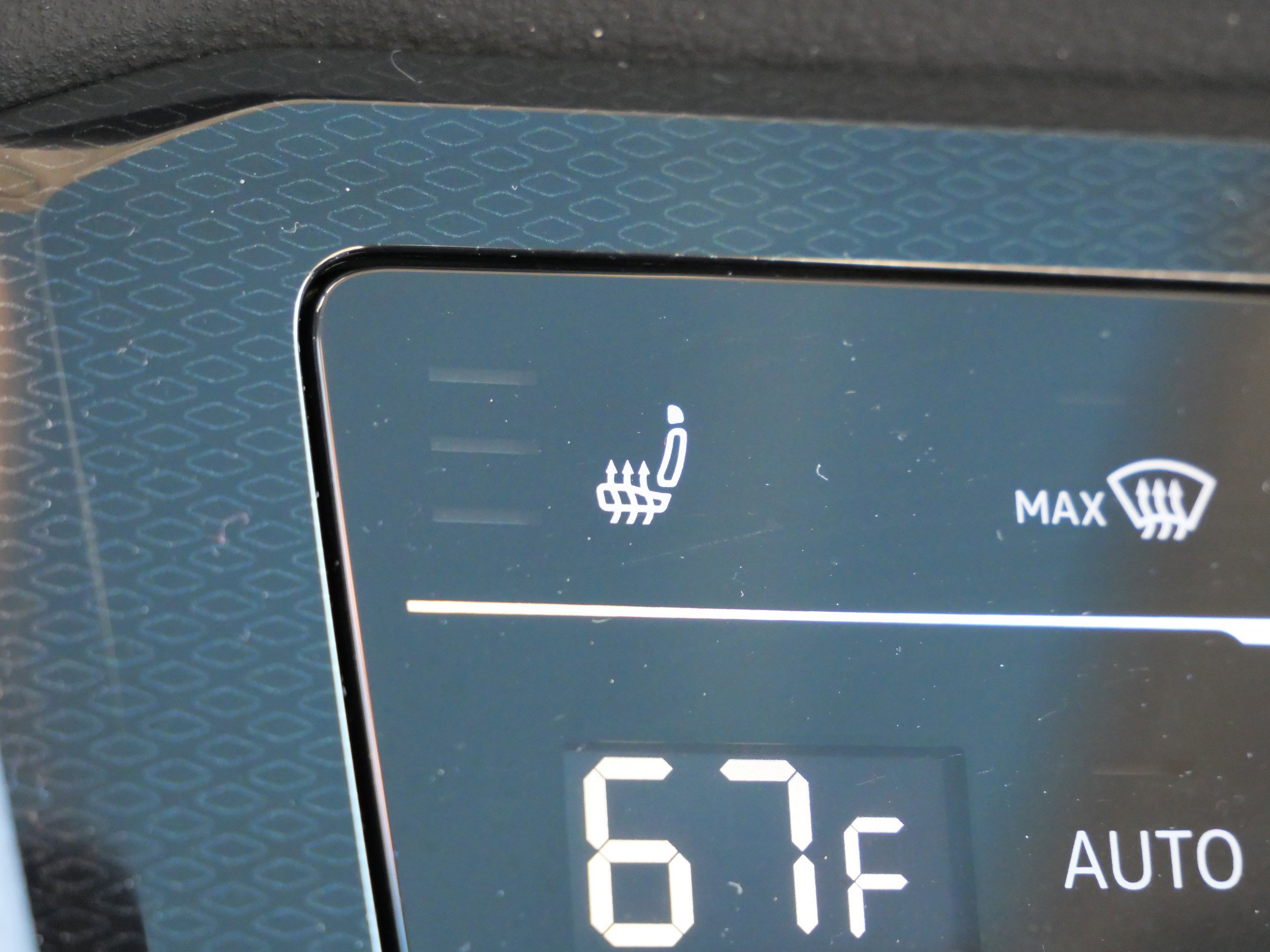 Certified 2025 Volkswagen Taos SE image 30