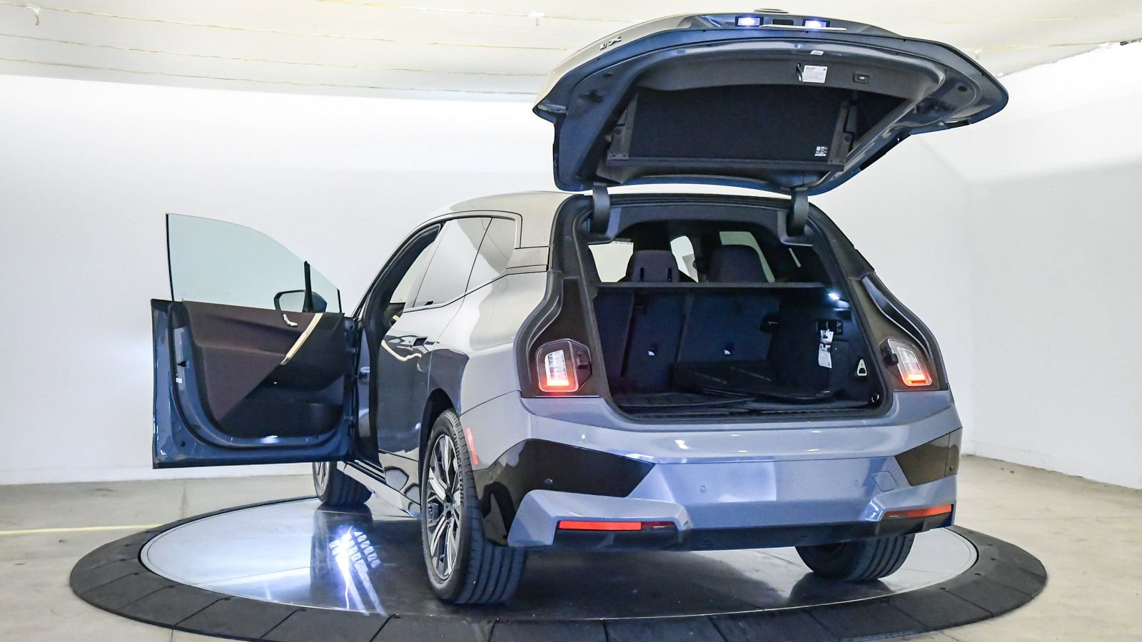 Certified 2023 BMW iX xDrive50 w/ Sport Package image 25