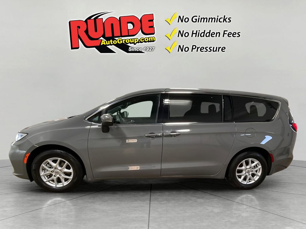 Used 2023 Chrysler Pacifica Touring image 2