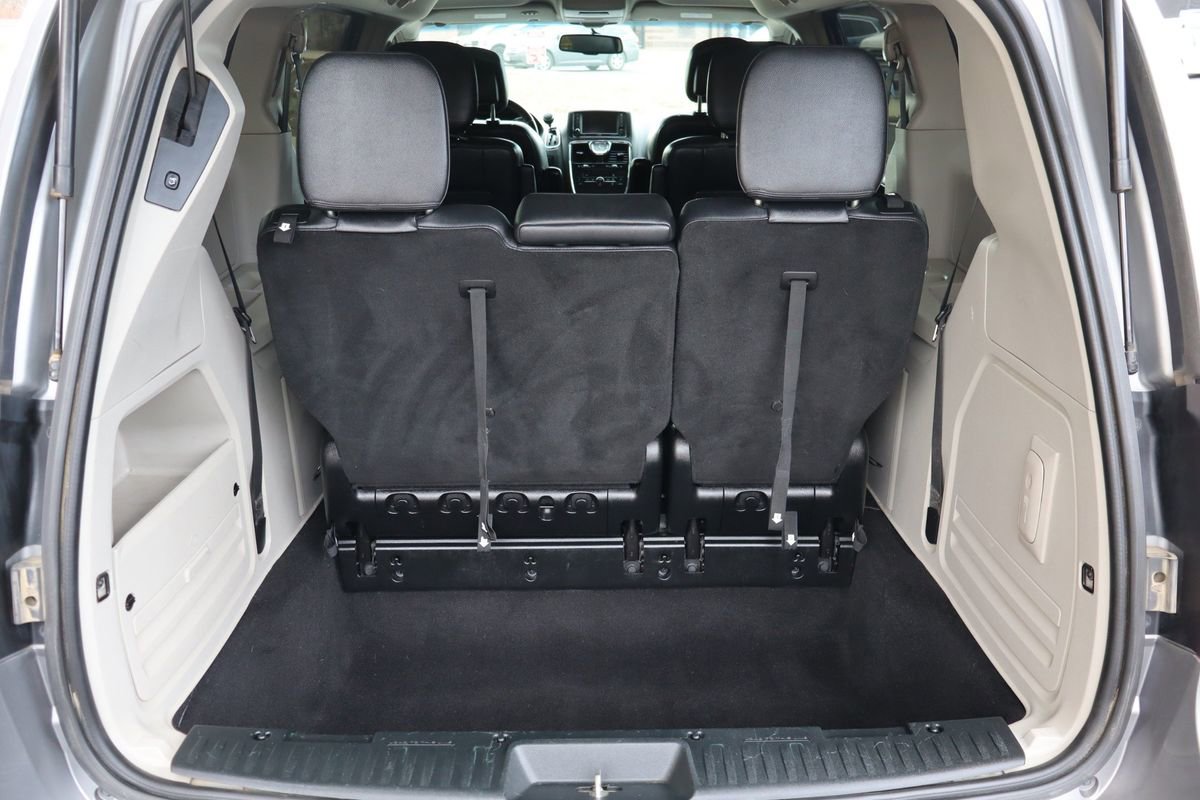 Used 2013 Chrysler Town & Country Touring image 20