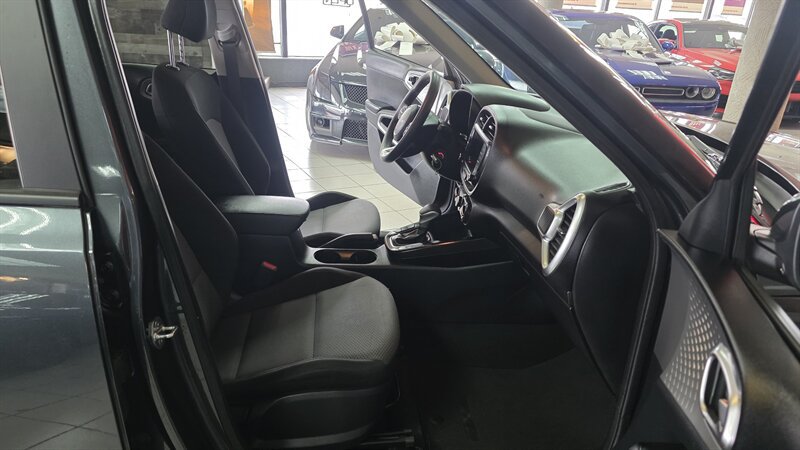 Used 2023 Kia Soul LX w/ LX Technology Package FWD image 23