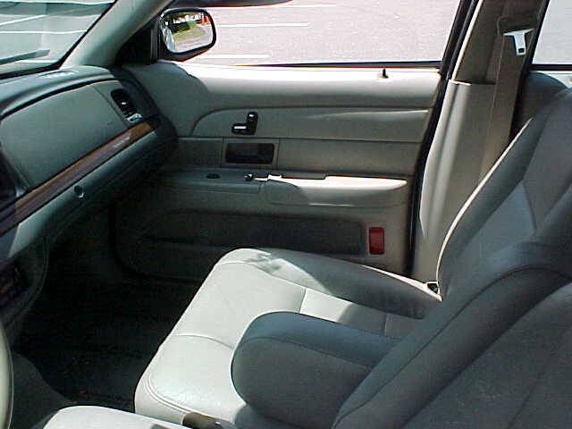 Used 2007 Ford Crown Victoria LX RWD image 25