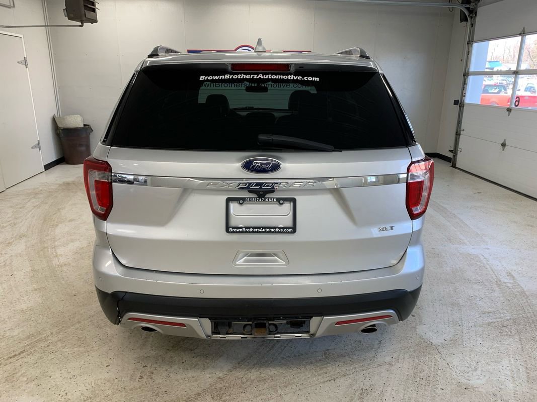 Used 2017 Ford Explorer XLT w/ Equipment Group 202A AWD/4WD image 5