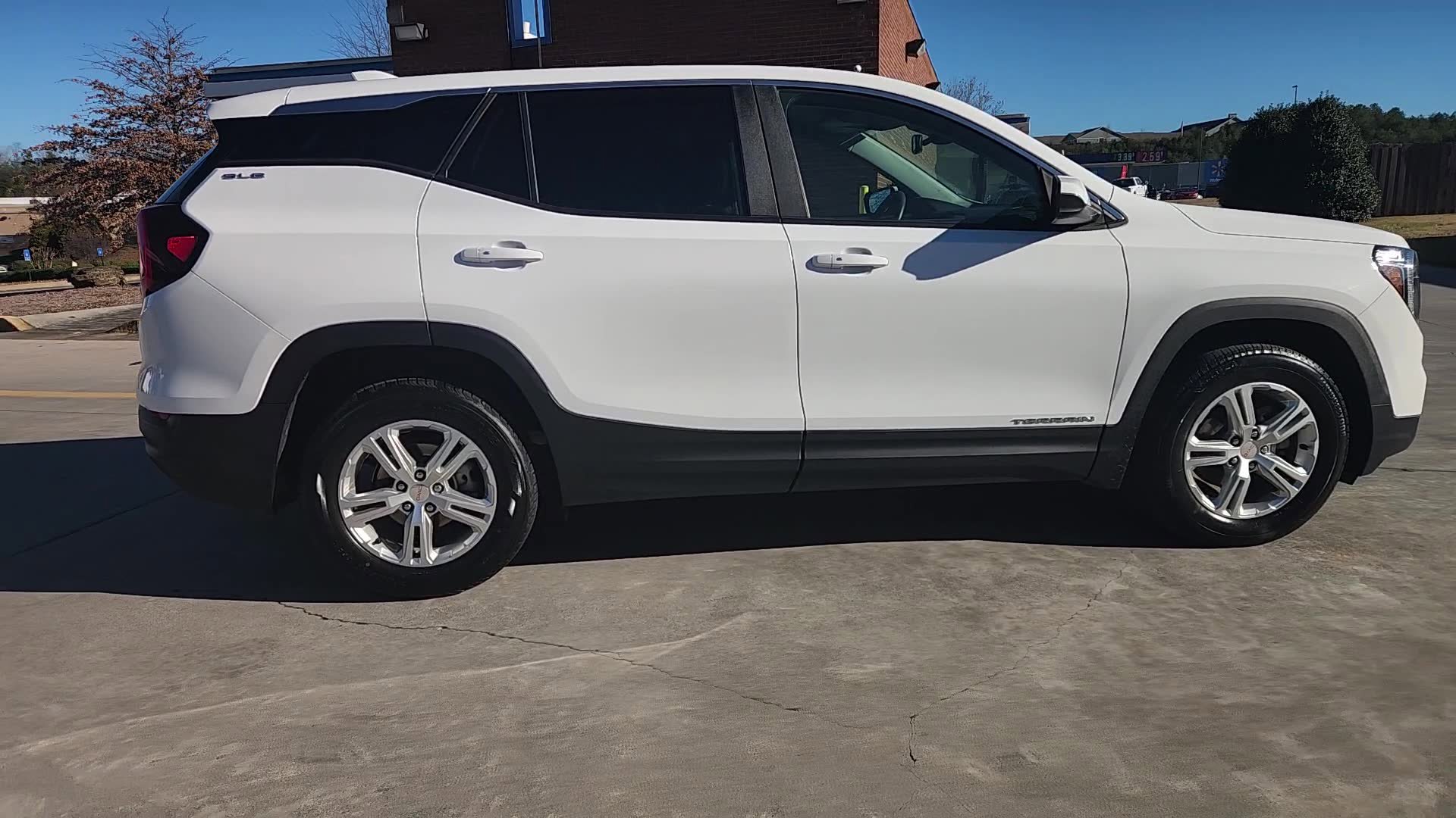 Used 2024 GMC Terrain SLE image 17