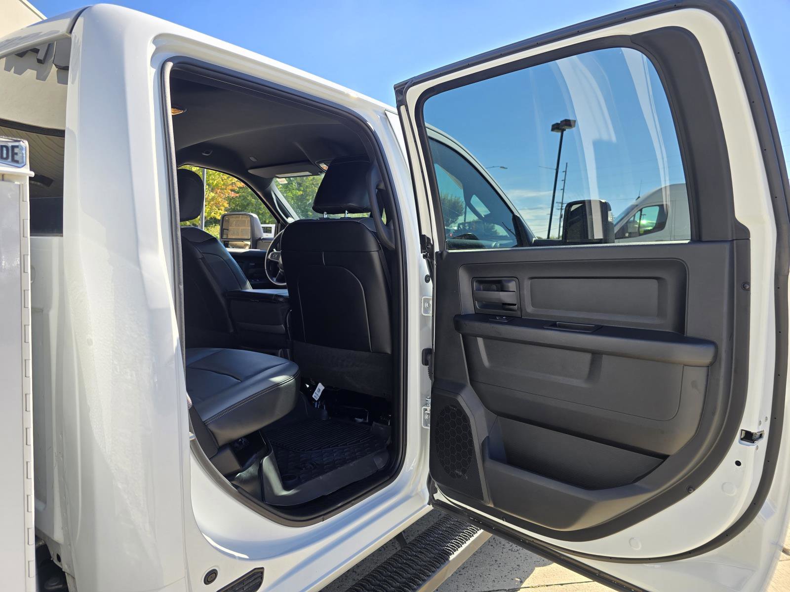 Used 2024 RAM 2500 Tradesman w/ Chrome Appearance Group image 32