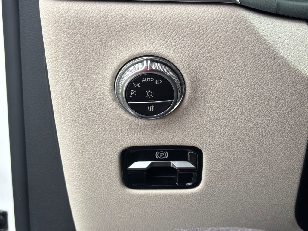 Used 2024 Mercedes-Benz GLC 300 4MATIC image 35