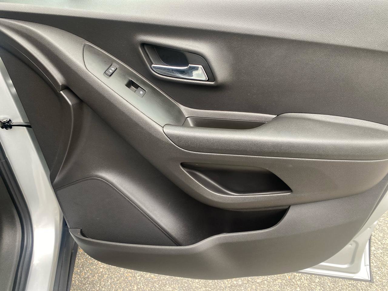 Used 2020 Chevrolet Trax LS AWD/4WD image 23