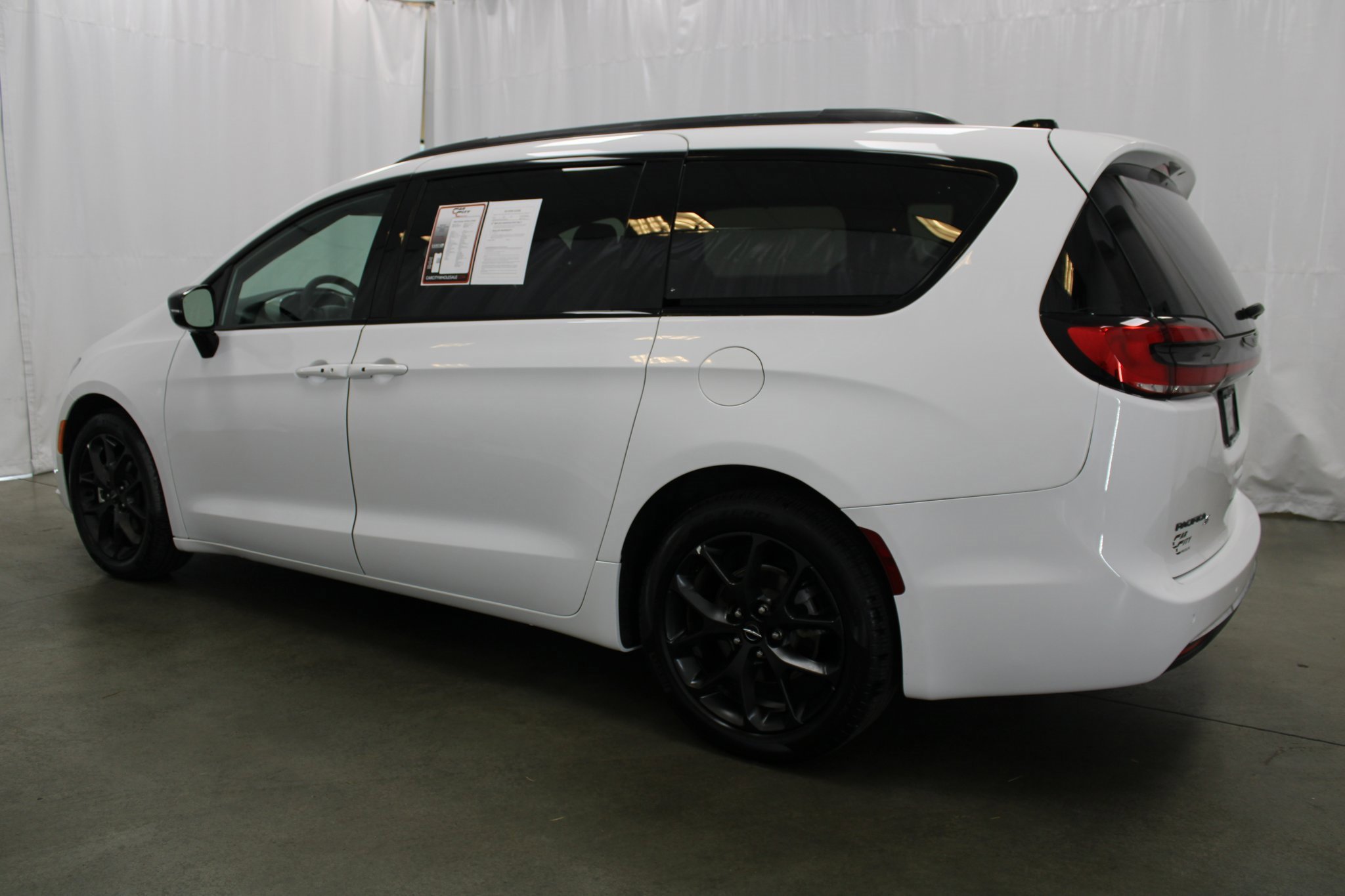 Used 2025 Chrysler Pacifica Limited image 7