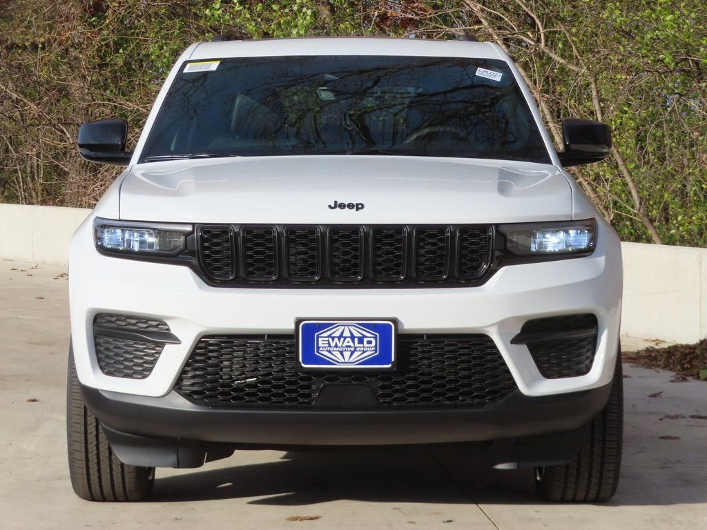 New 2025 Jeep Grand Cherokee Altitude image 15