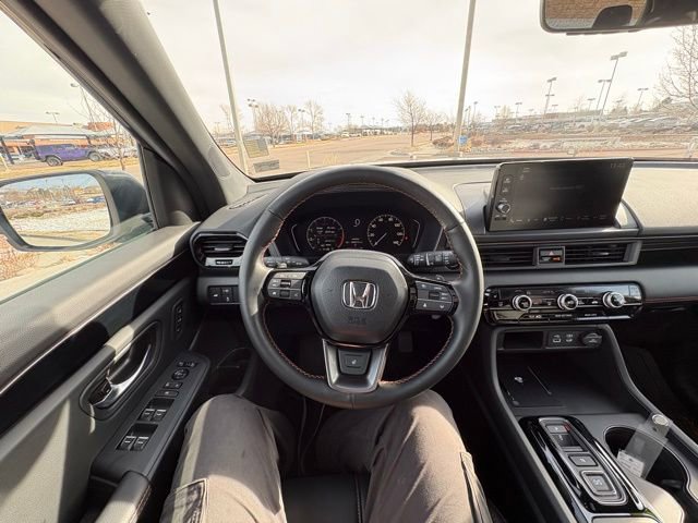 Used 2025 Honda Pilot TrailSport image 14