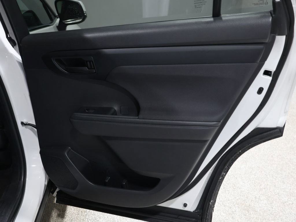 Used 2024 Toyota Highlander LE image 20
