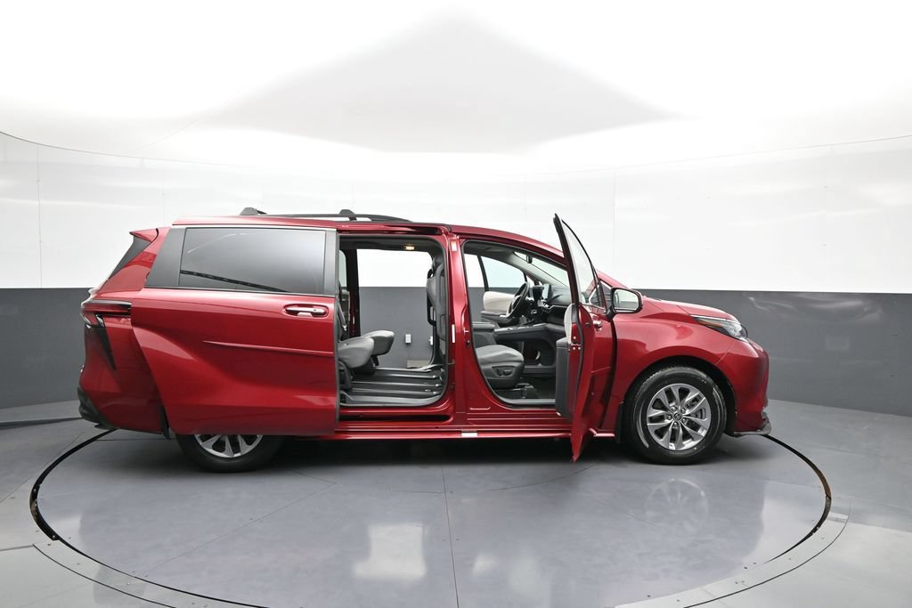 Certified 2022 Toyota Sienna XLE AWD/4WD image 44
