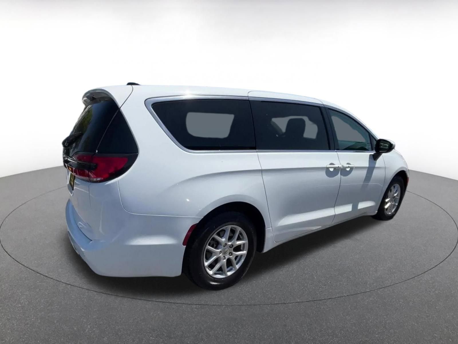 Used 2023 Chrysler Pacifica Touring-L FWD image 14