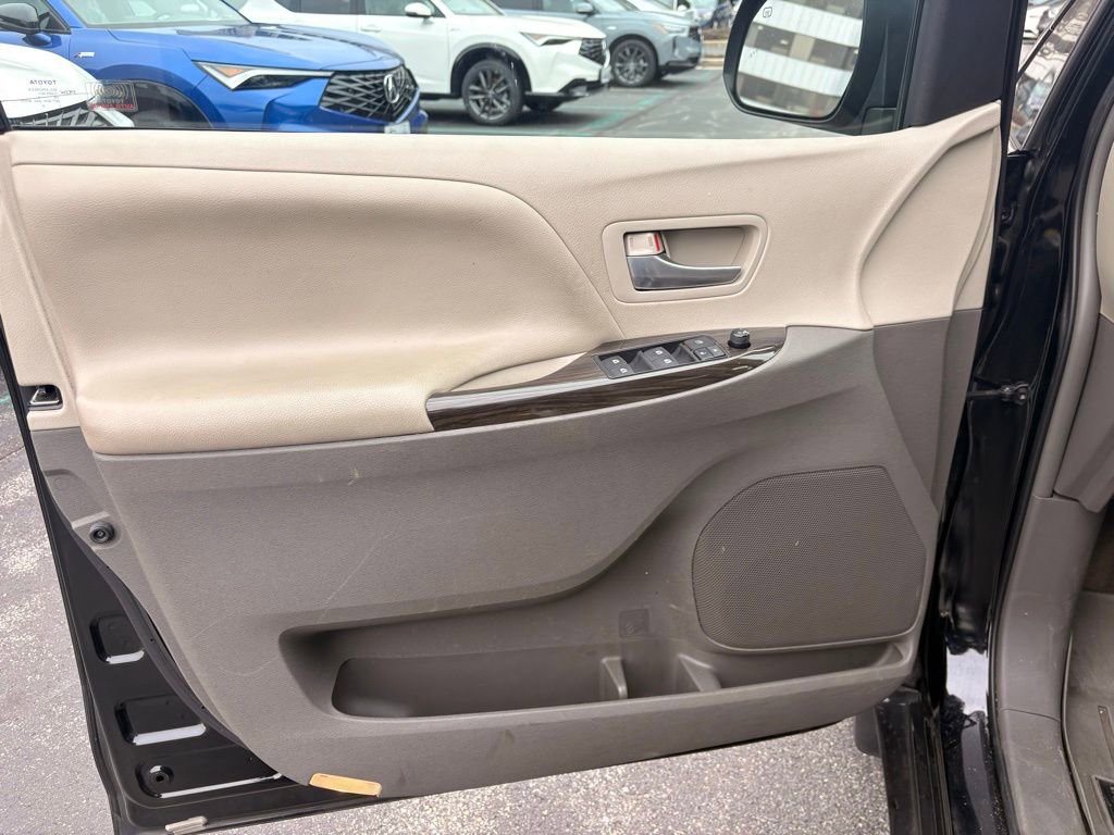 Used 2015 Toyota Sienna Limited image 33