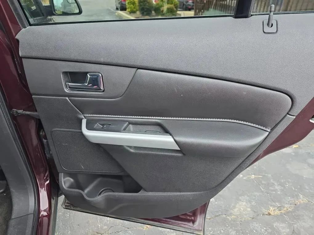 Used 2011 Ford Edge SE FWD image 16