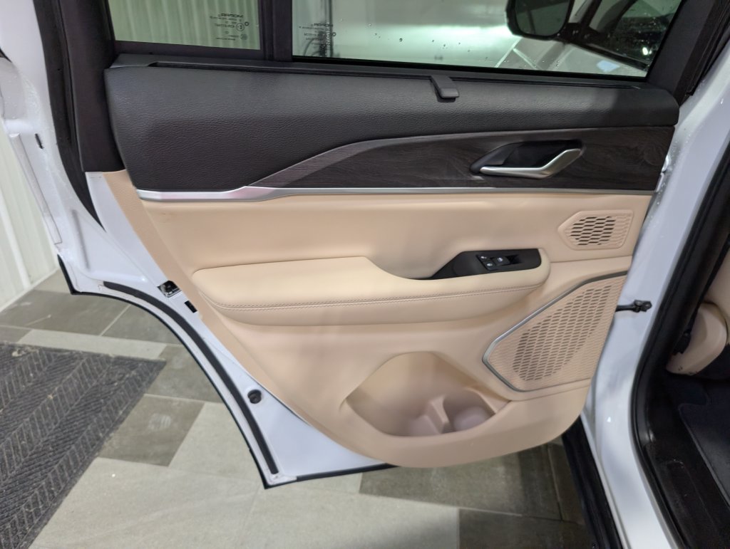 Used 2023 Jeep Grand Cherokee 4WD 4xe w/ Luxury Tech Group II image 9