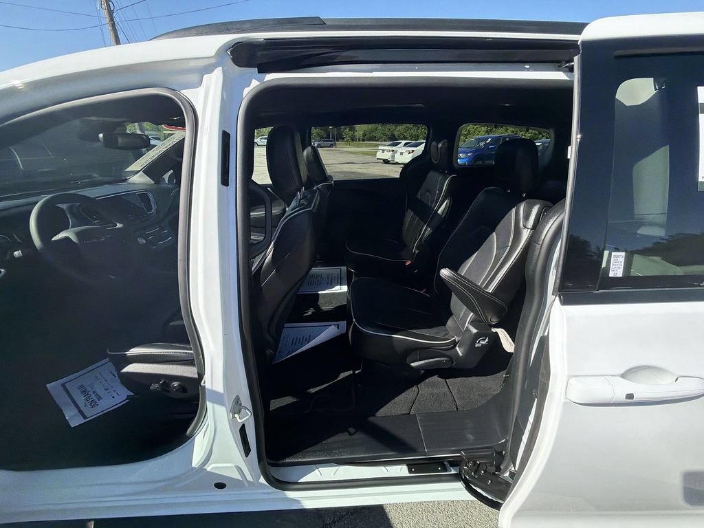 Used 2025 Chrysler Pacifica Limited FWD image 23