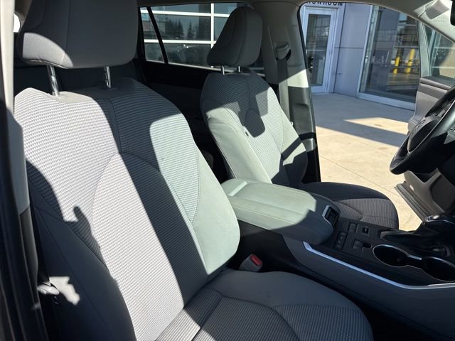 Used 2022 Toyota Highlander LE image 37