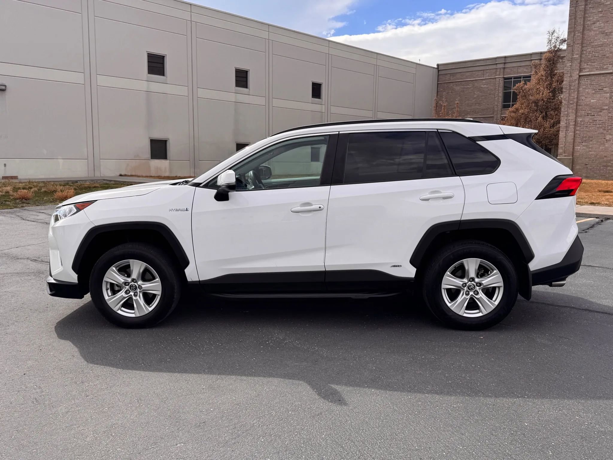 Used 2021 Toyota RAV4 XLE w/ Carpet Mat Package (TMS) image 11