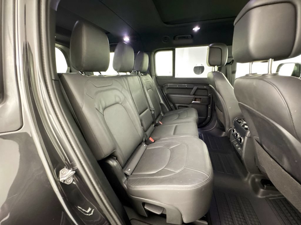 Used 2025 Land Rover Defender 130 X-Dynamic SE AWD/4WD image 29