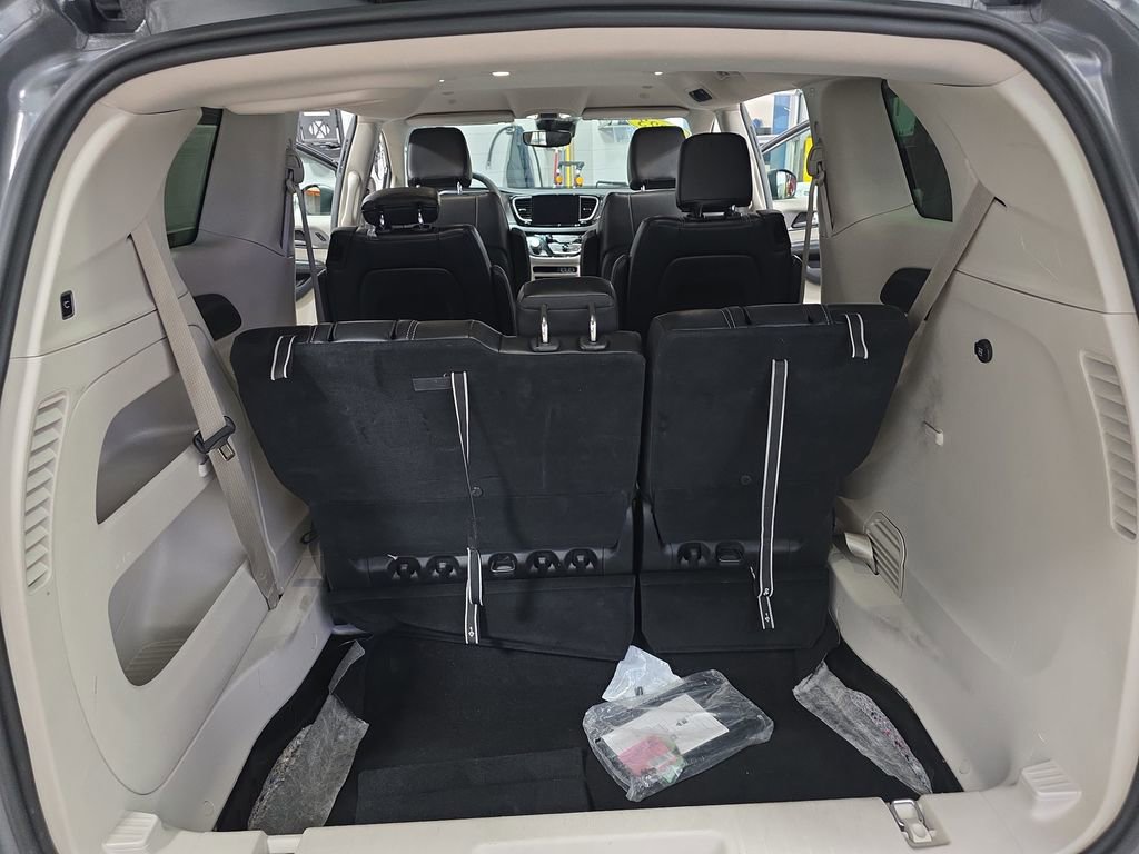 Used 2023 Chrysler Pacifica Touring-L image 13