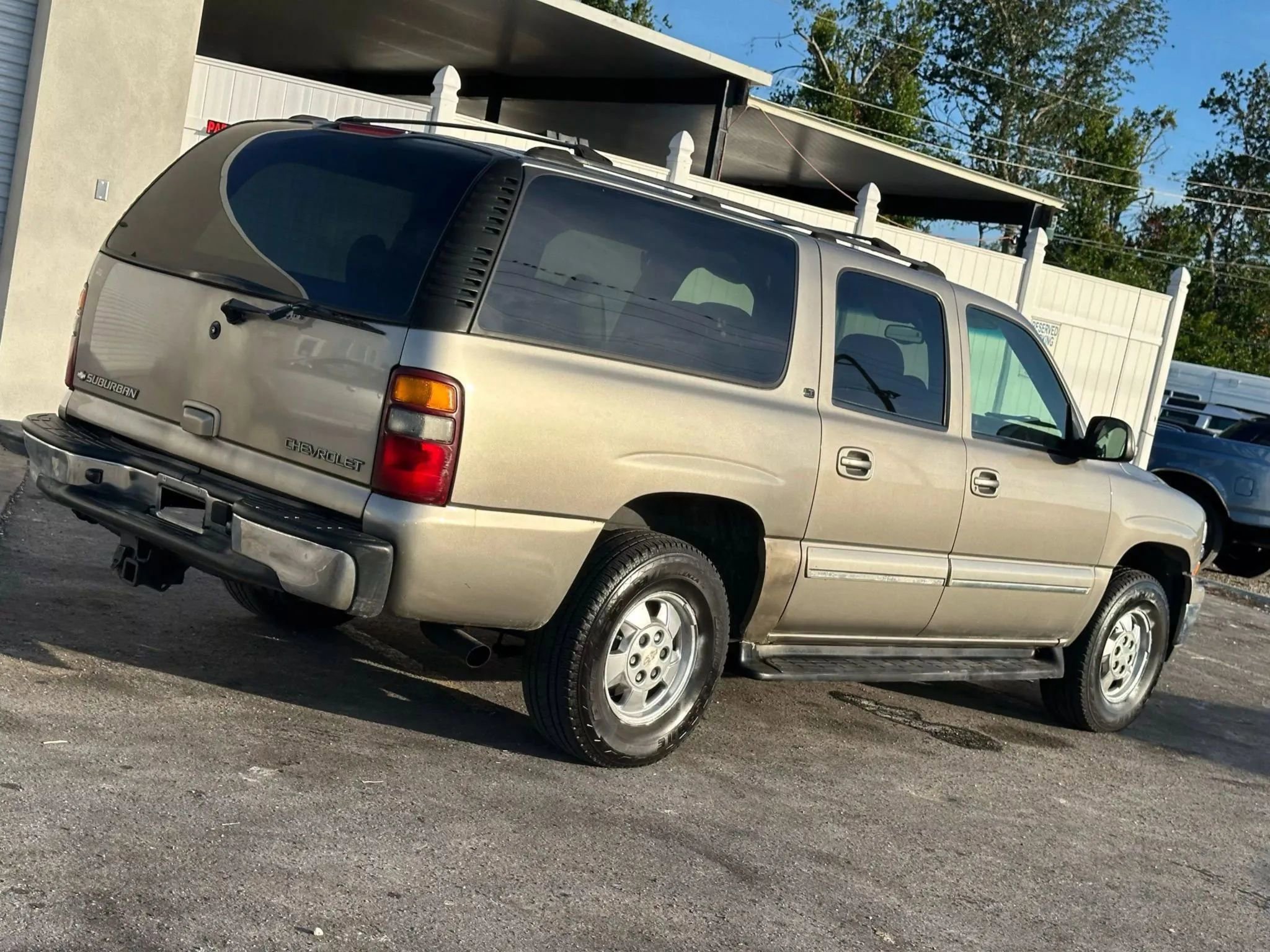 Used 2002 Chevrolet Suburban LT image 4