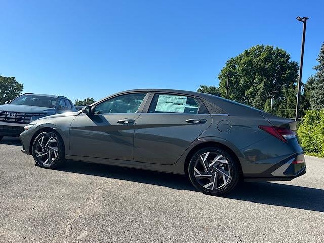 New 2025 Hyundai Elantra Limited image 3