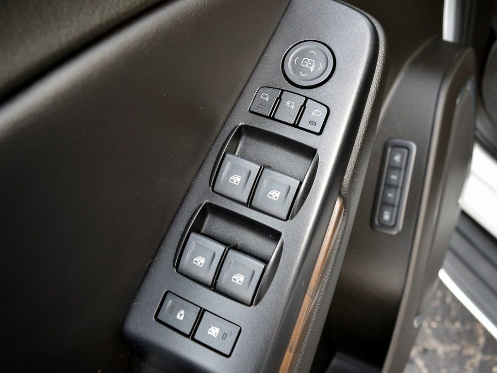 Used 2018 GMC Yukon Denali image 28