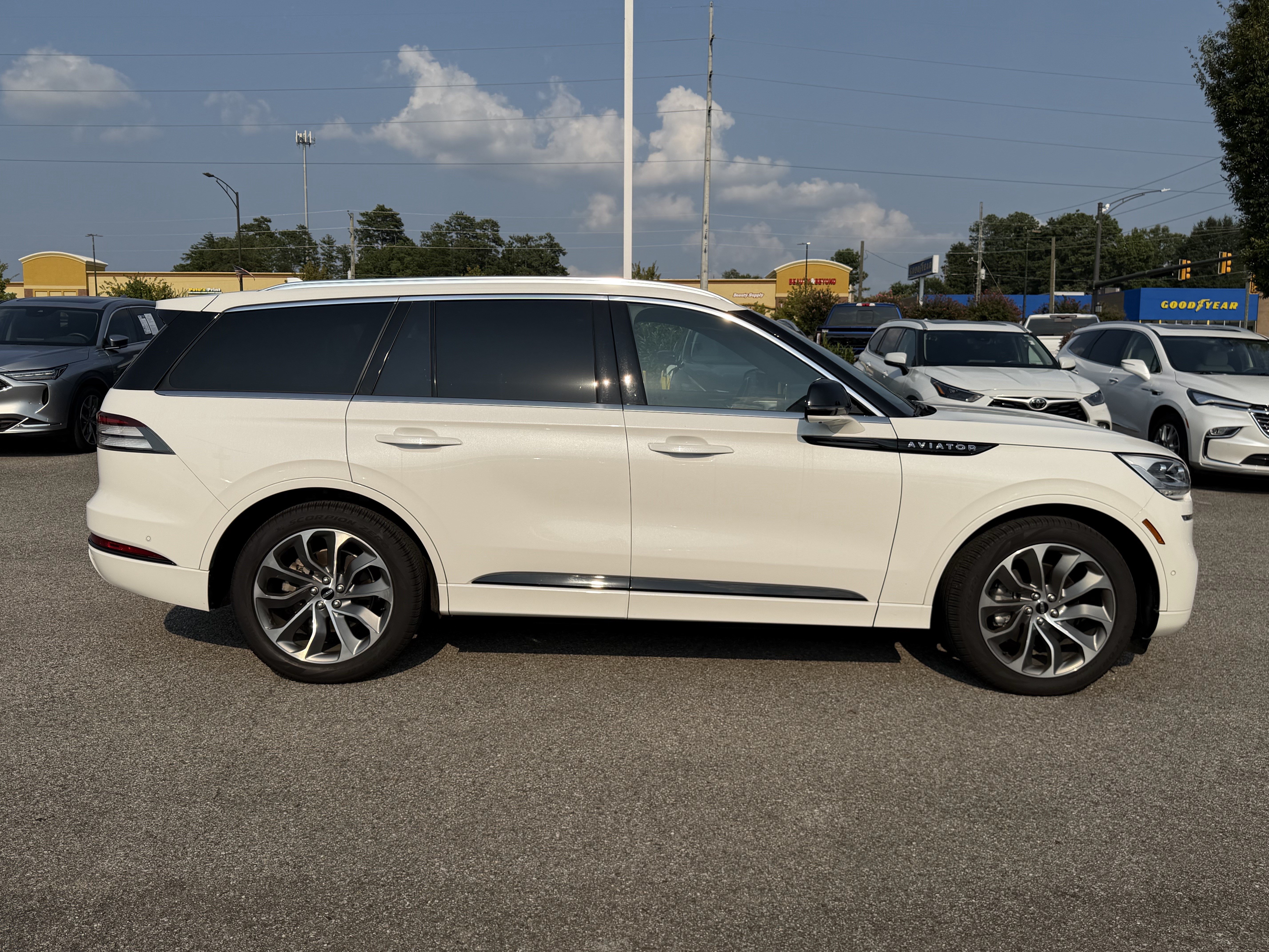 Used 2021 Lincoln Aviator Grand Touring w/ Equipment Group 302A AWD/4WD image 11