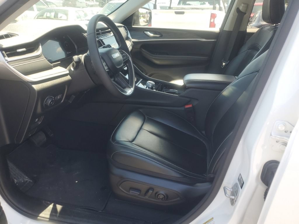 Used 2023 Jeep Grand Cherokee Limited AWD/4WD image 14