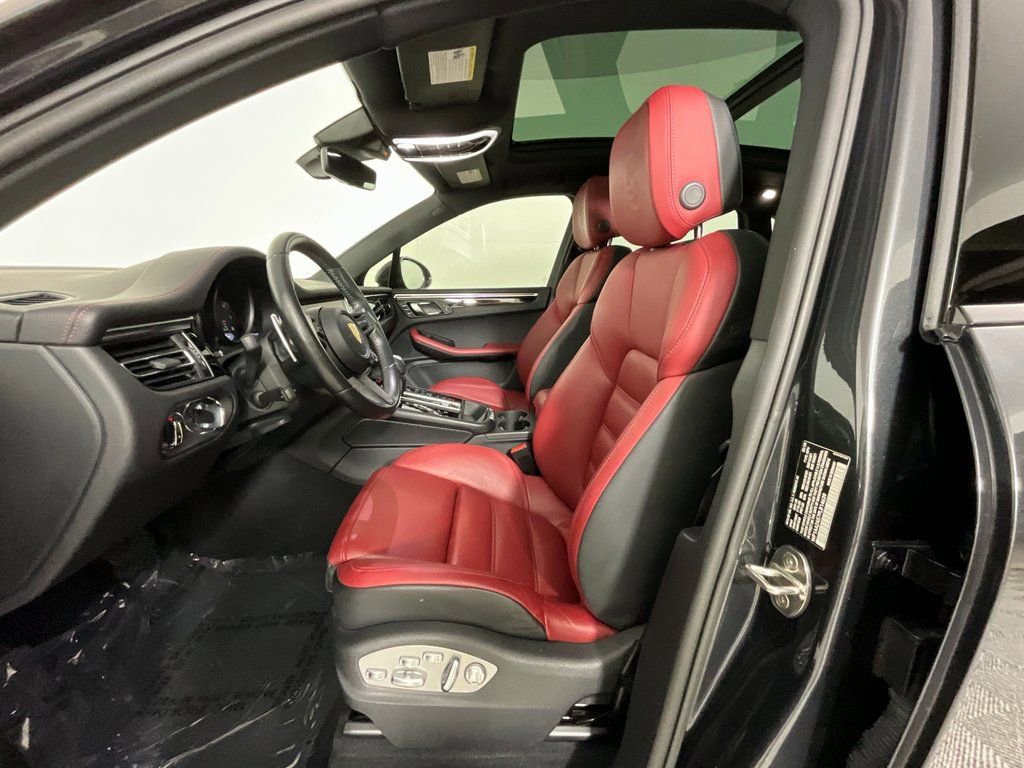 Used 2023 Porsche Macan Turbo image 16