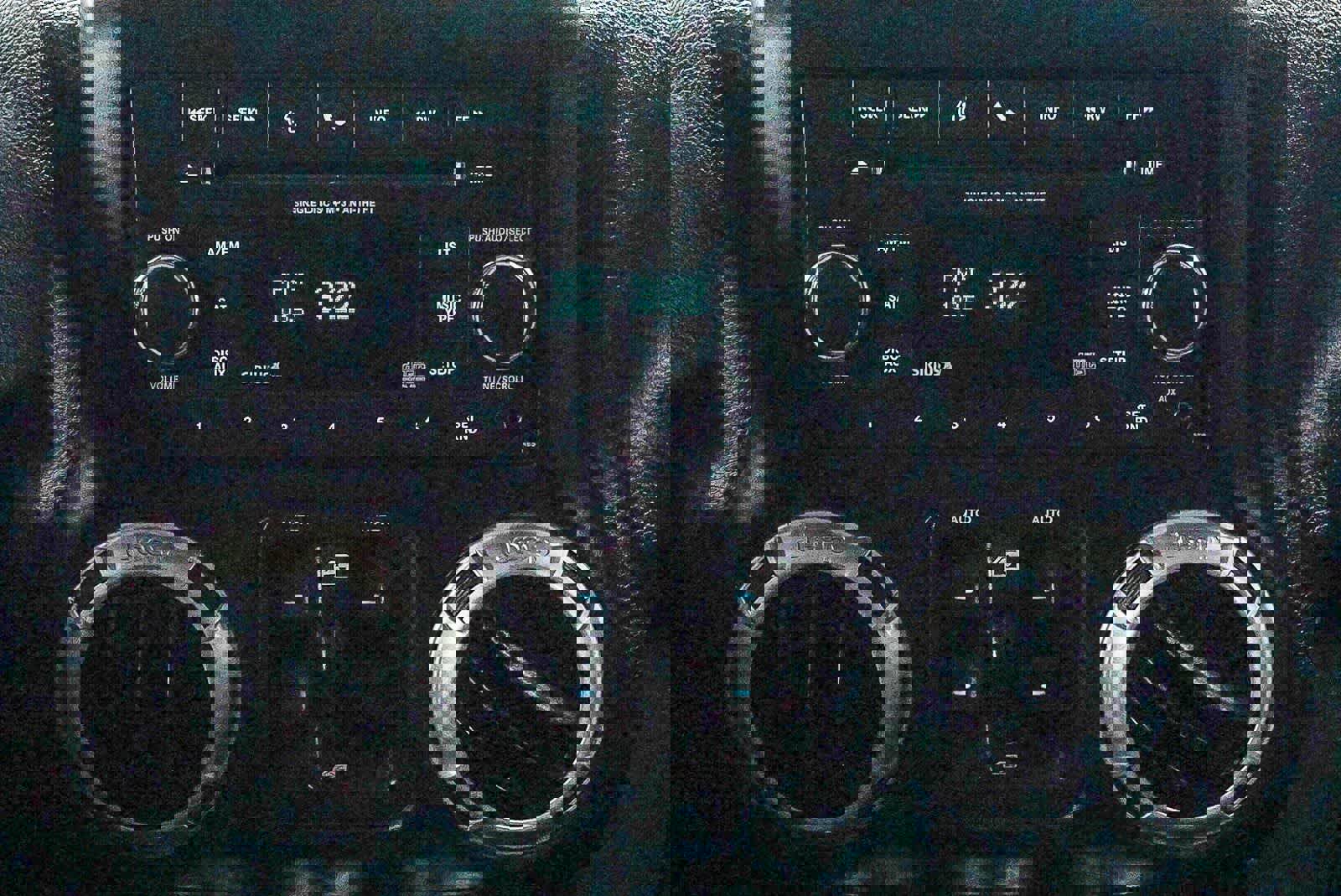 Used 2016 Jeep Wrangler Unlimited Rubicon w/ Connectivity Group image 17