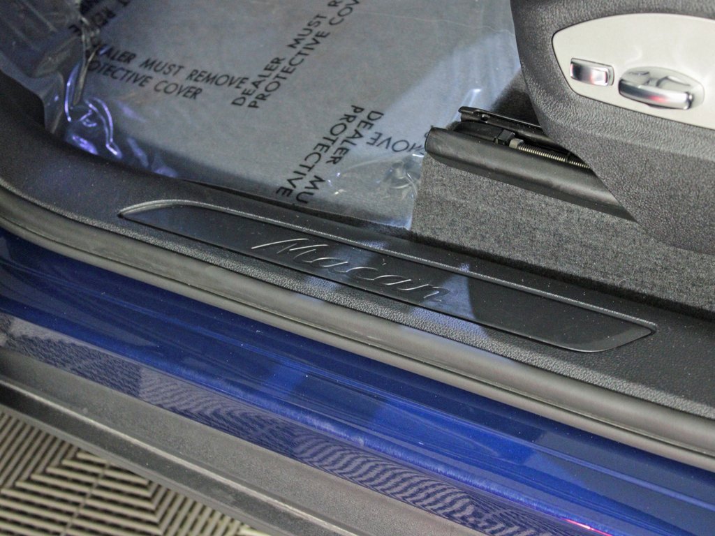 Used 2022 Porsche Macan w/ Premium Package Plus image 18