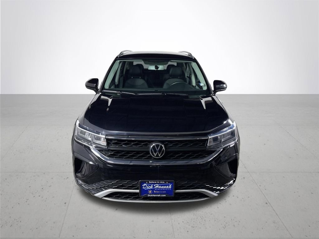 Certified 2022 Volkswagen Taos SE image 3