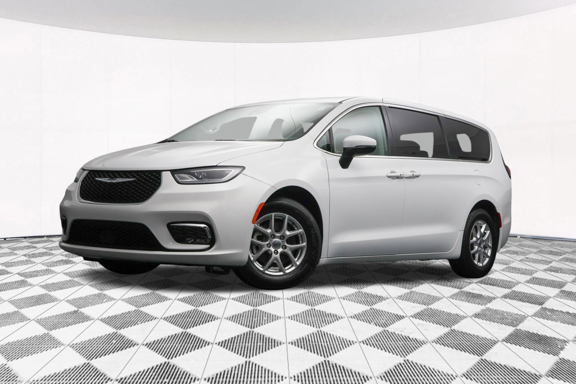 Used 2023 Chrysler Pacifica Touring-L FWD image 2