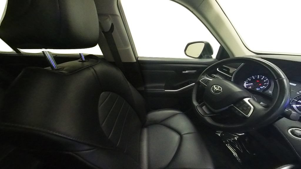 Used 2024 Toyota Highlander XLE AWD/4WD image 35
