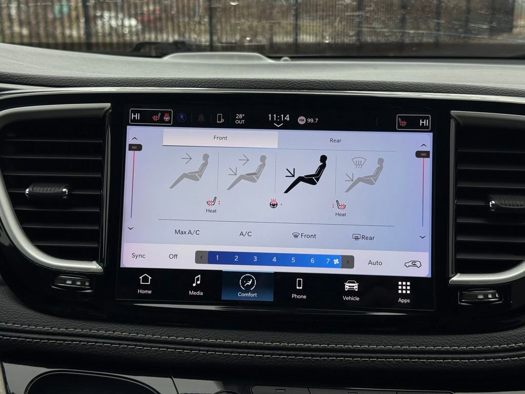 Used 2023 Chrysler Pacifica Touring-L image 21