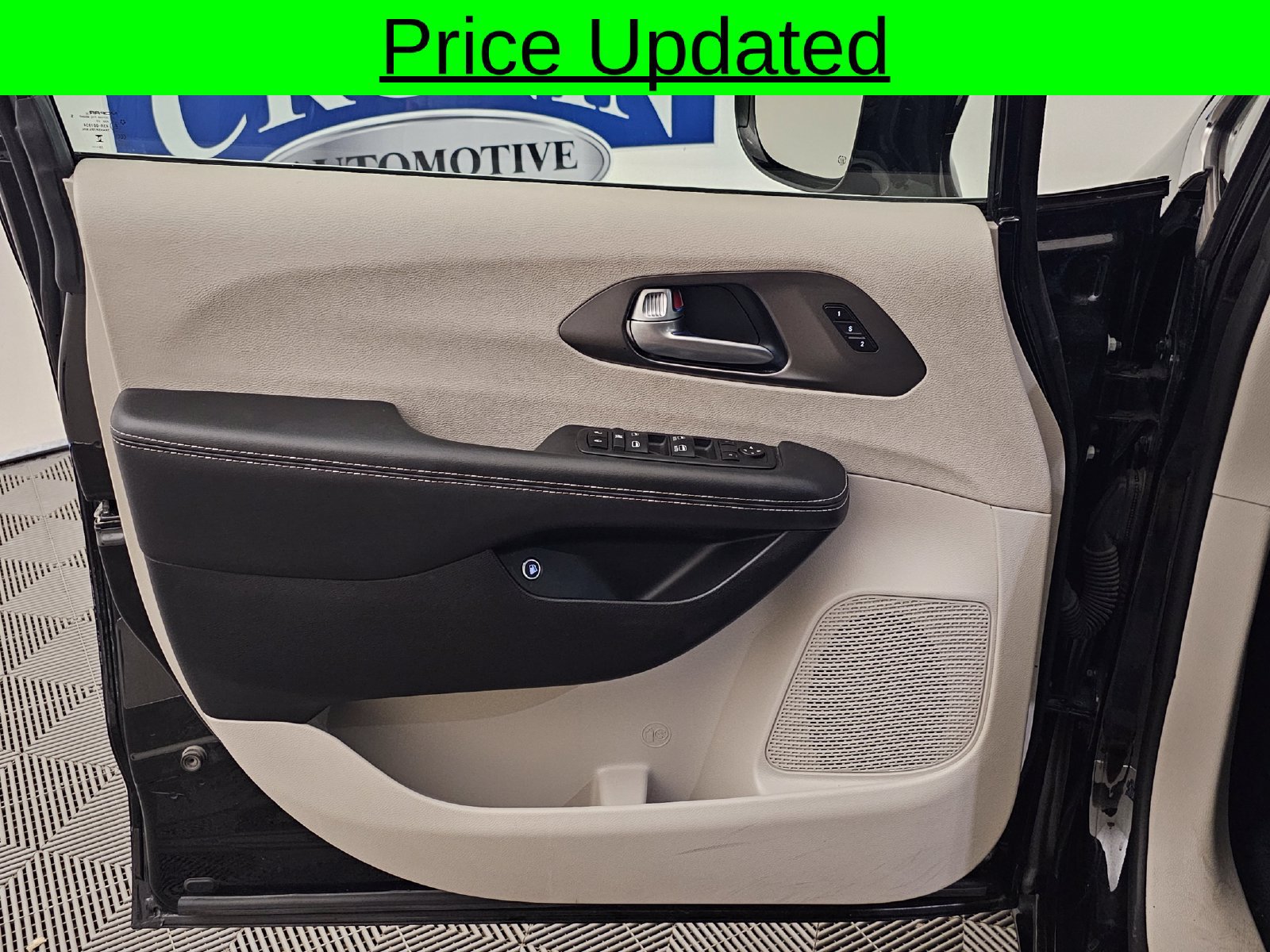 Used 2024 Chrysler Pacifica Limited FWD image 2