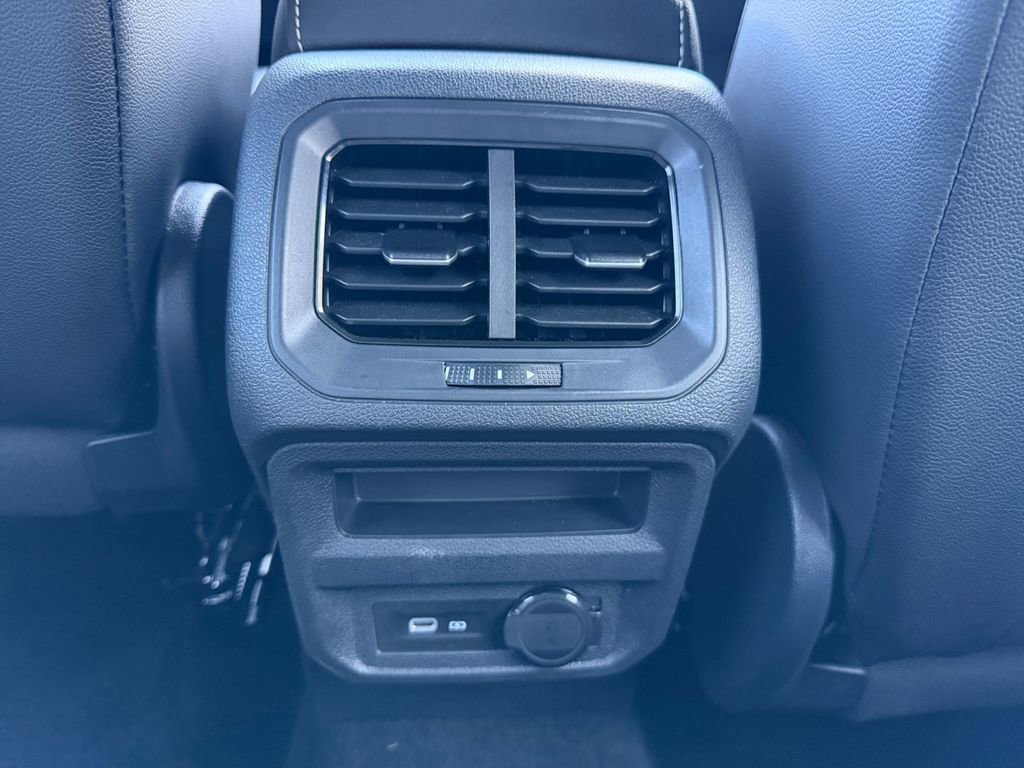 Used 2024 Volkswagen Tiguan SE R-Line image 16