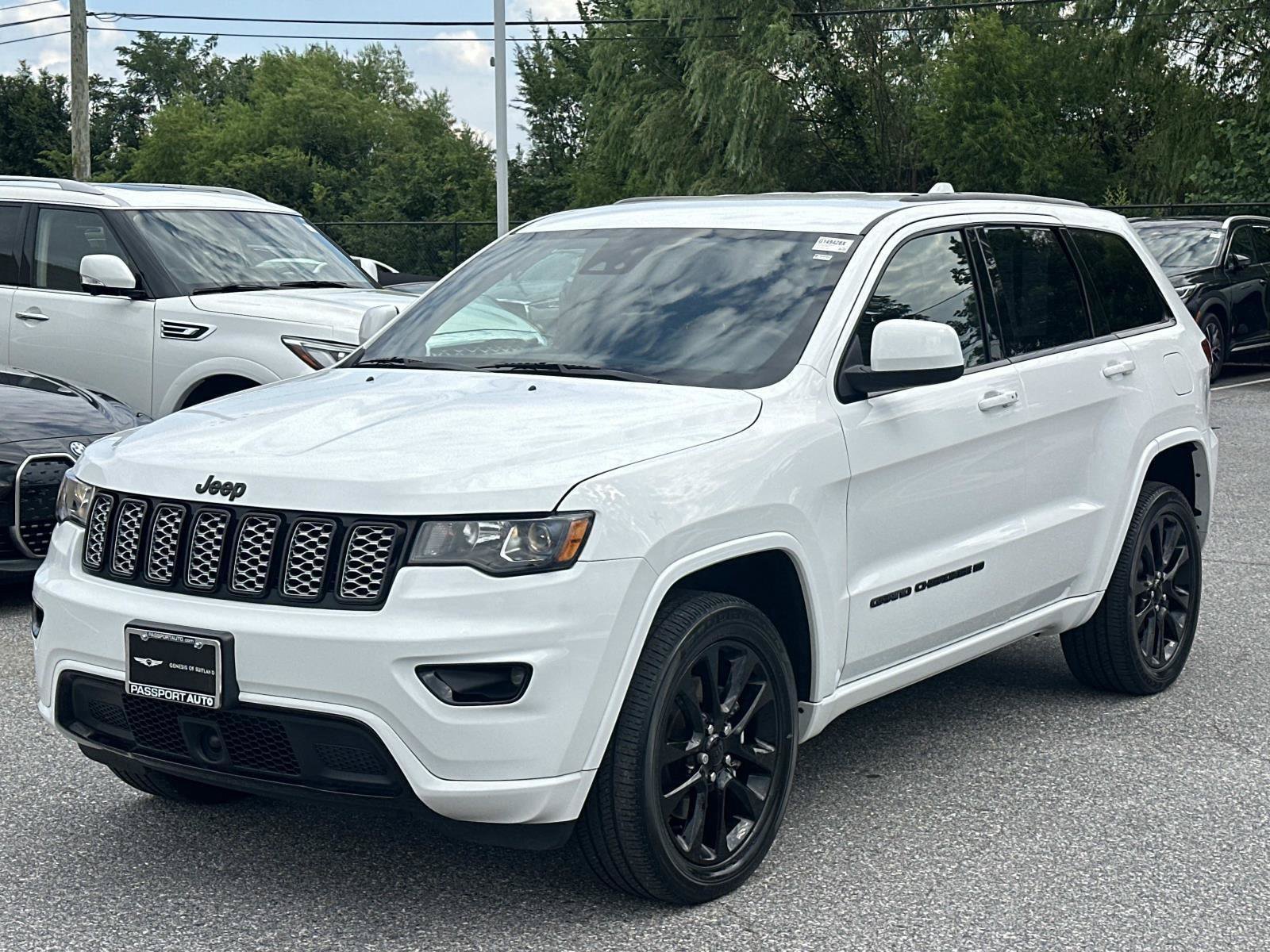 Used 2022 Jeep Grand Cherokee Laredo X AWD/4WD image 1