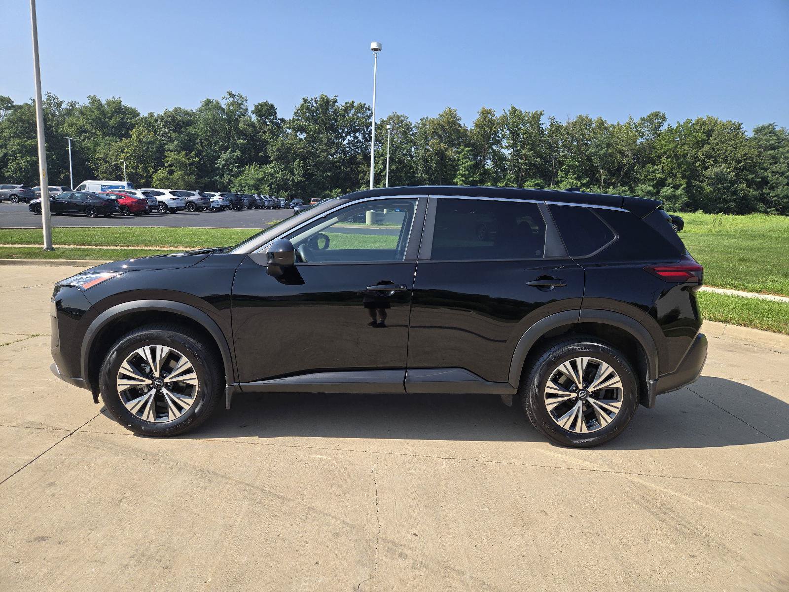 Used 2023 Nissan Rogue SV AWD/4WD image 5