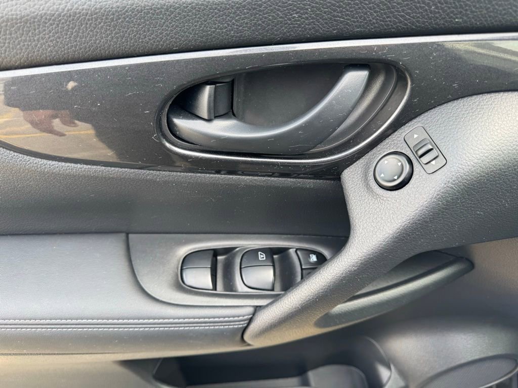 Used 2019 Nissan Rogue S image 17