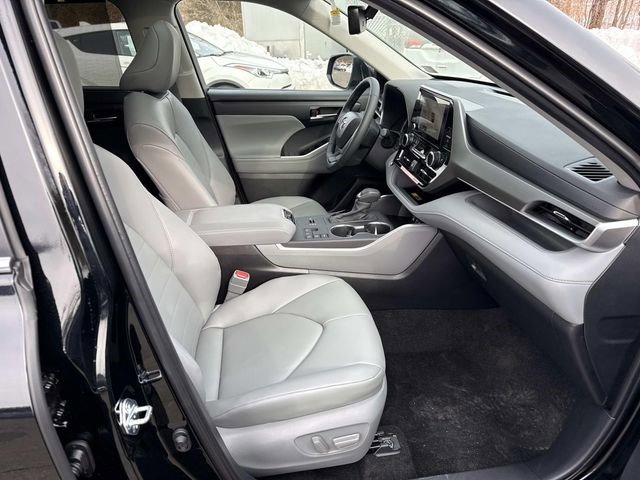 Used 2026 Toyota Highlander XLE image 9