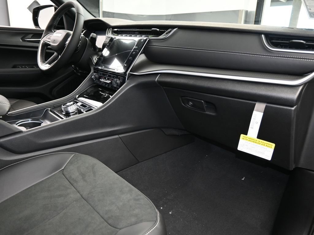 New 2025 Jeep Grand Cherokee Altitude image 37