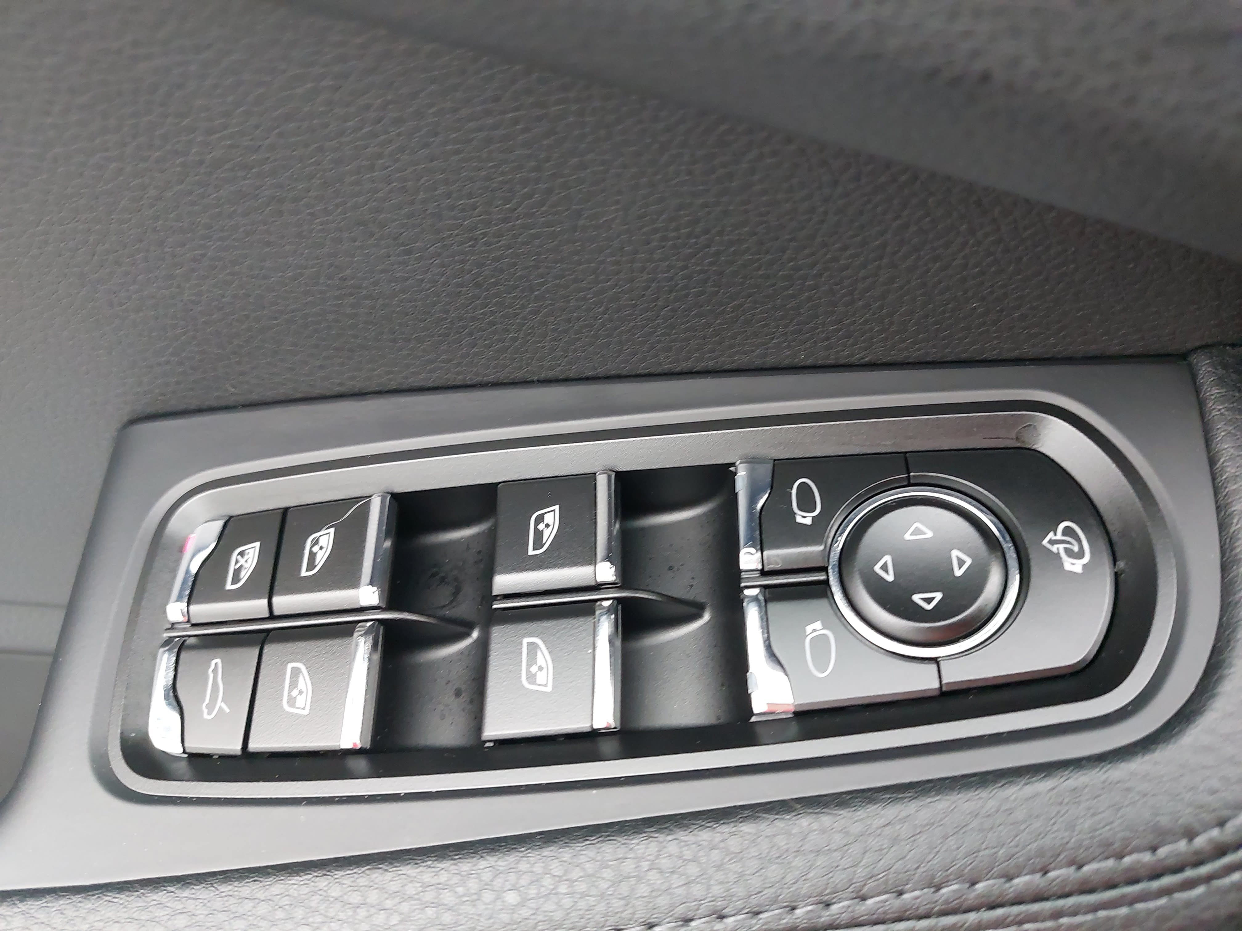 Certified 2026 Porsche Macan S AWD/4WD image 30