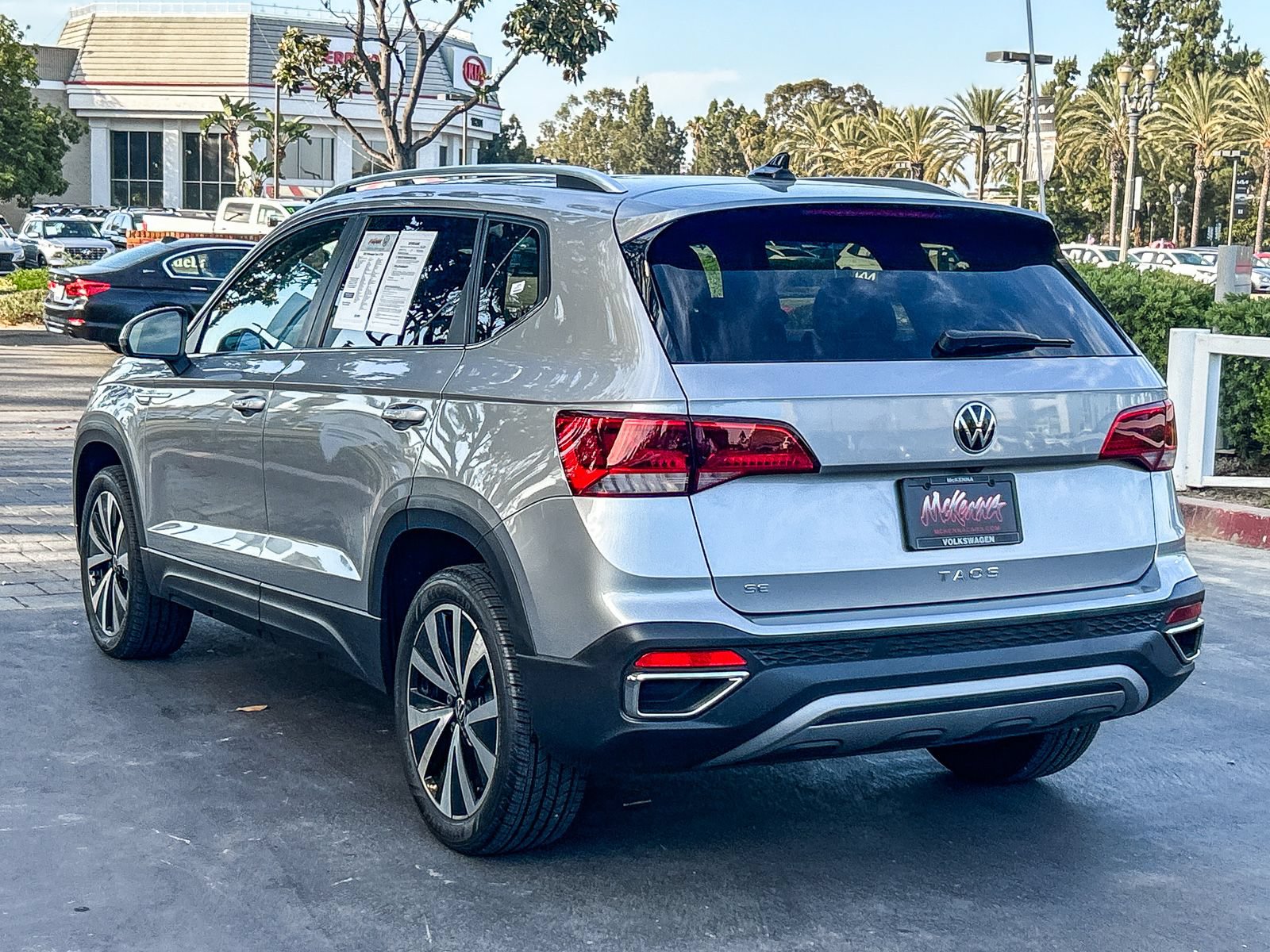 Used 2023 Volkswagen Taos SE w/ Panoramic Sunroof Package FWD image 8